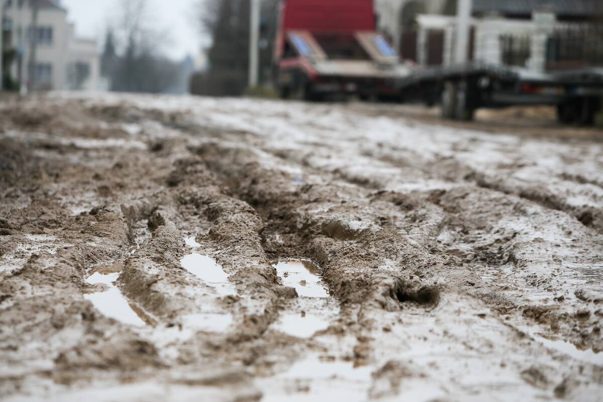 Kuriozas vidiniame ligoninės kieme: ištraukti senolę iš purvo spąstų sugebėjo tik ugniagesiai 