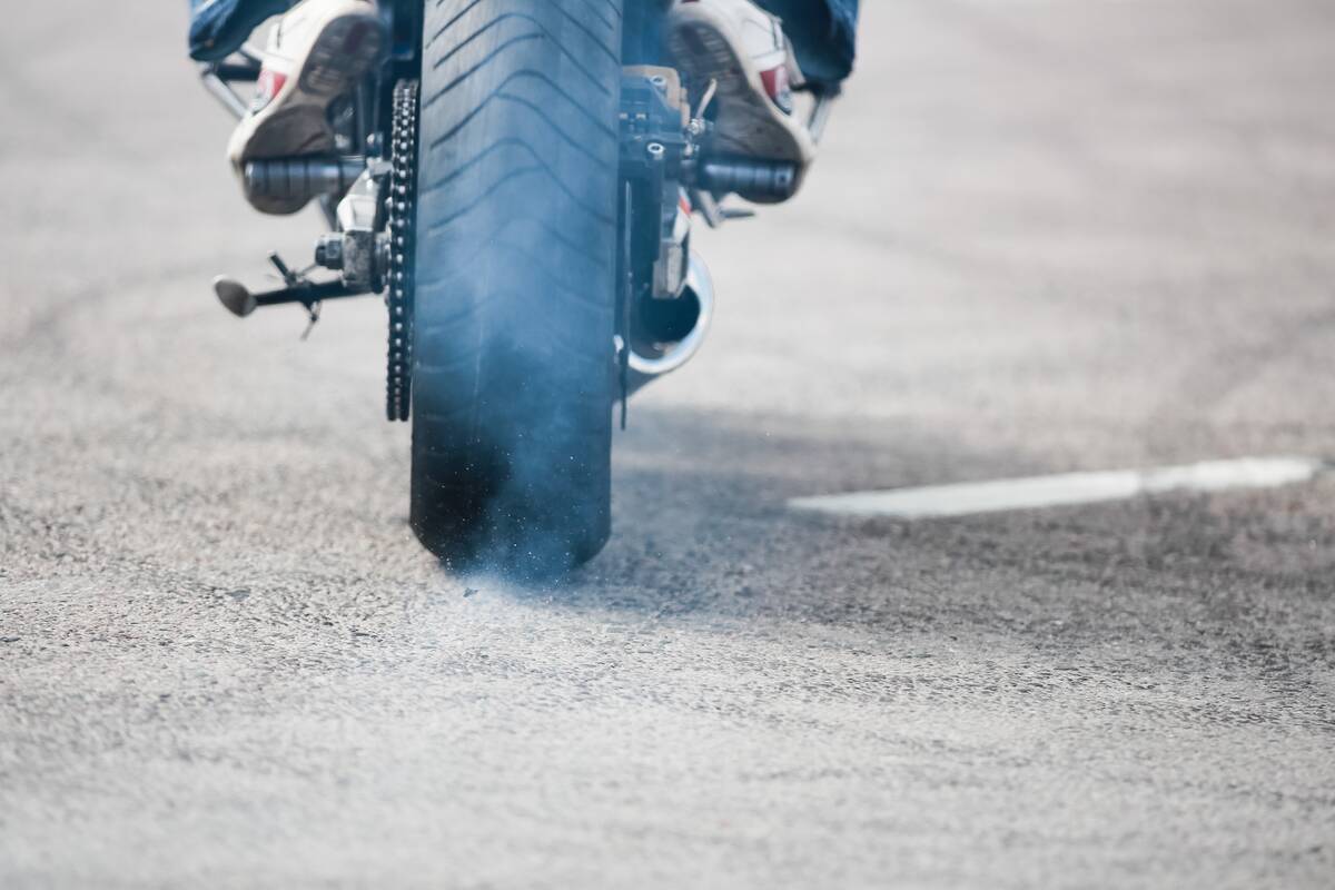 Motociklo vairuotojas partrenkė vyrą ir pasišalino