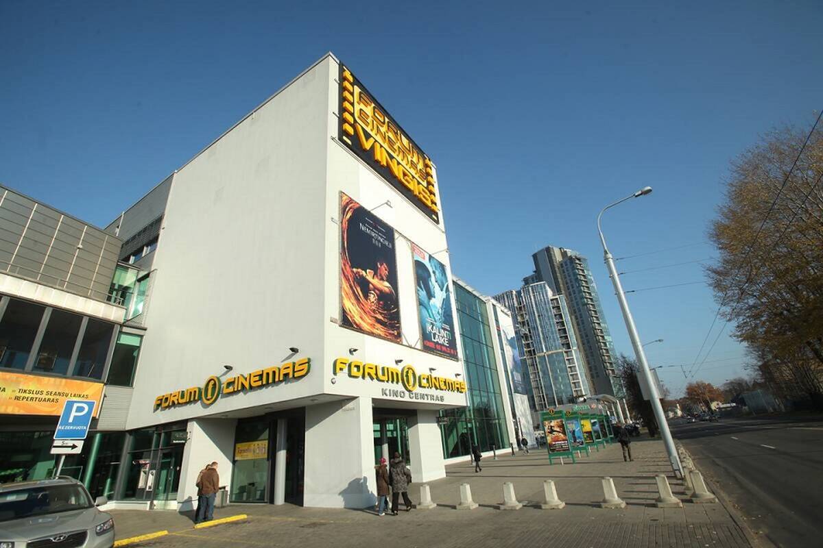 „Apollo“ kino teatrų valdytoja skundžia 7,5 mln. eurų baudą dėl „Forum Cinemas“ įsigijimo