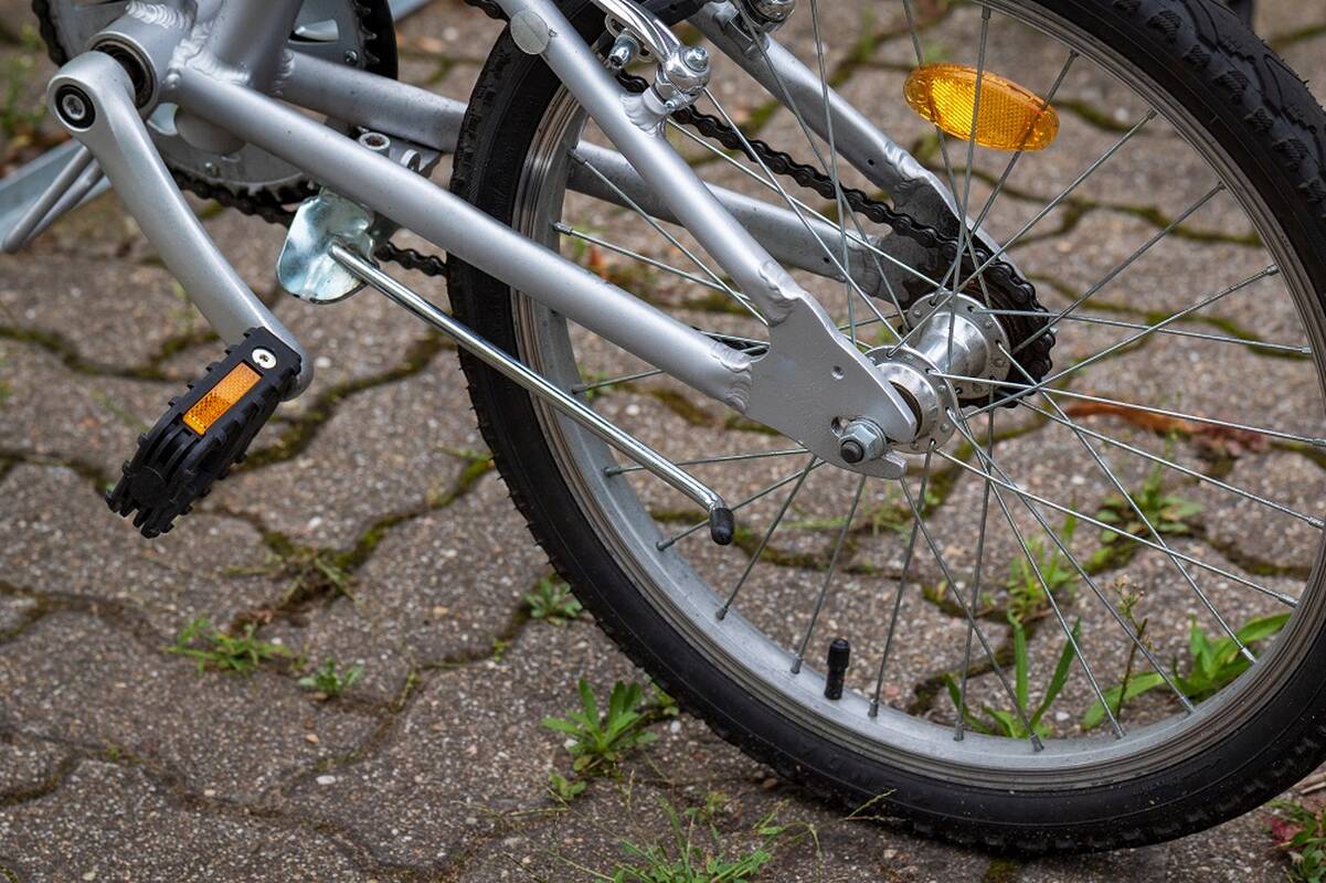 Uostamiestyje automobilis kliudė pagyvenusį dviratininką