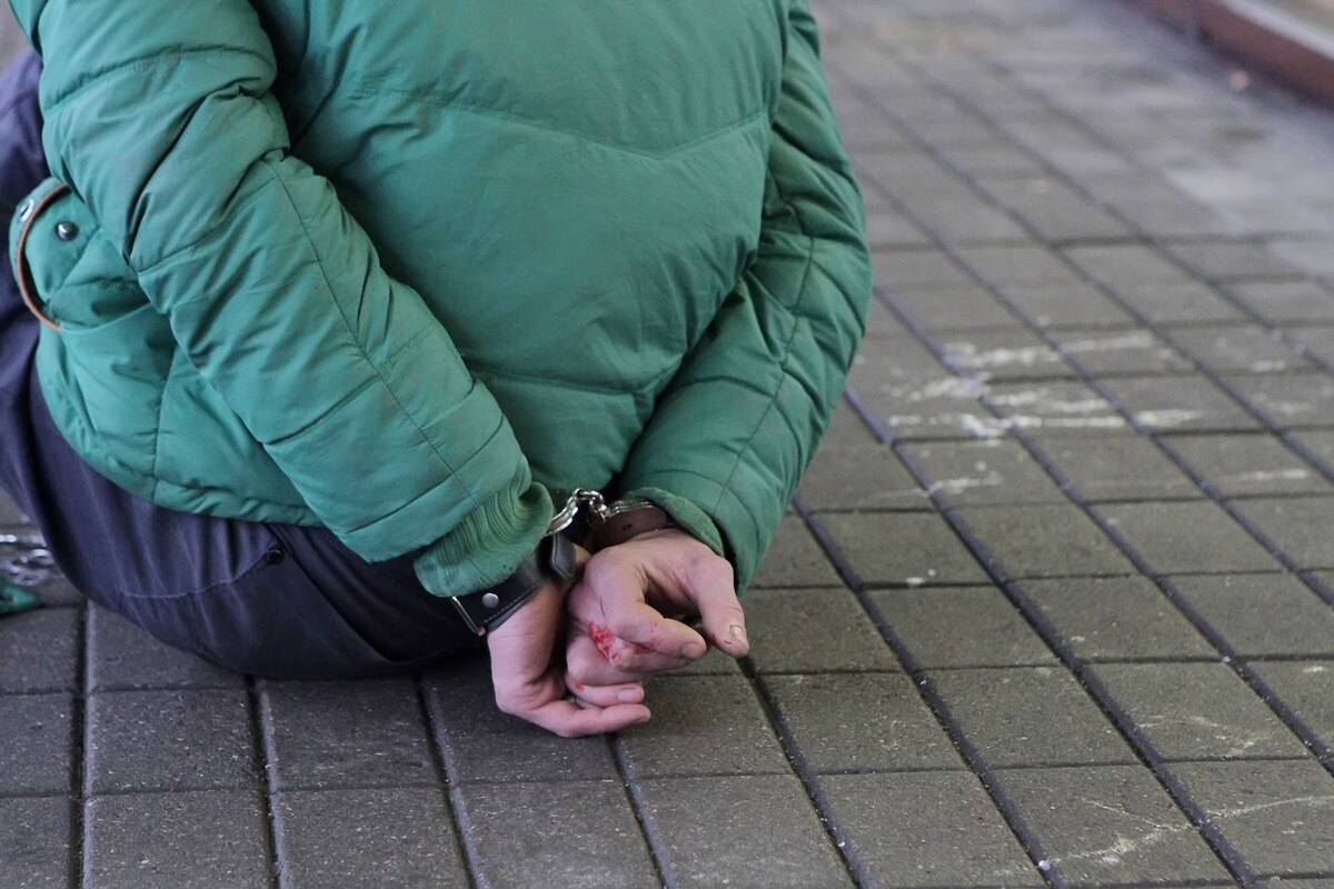 Priemonės: pareigūnams neretai tenka įvykio vietoje nutvertus įtariamuosius surakinti antrankiais.