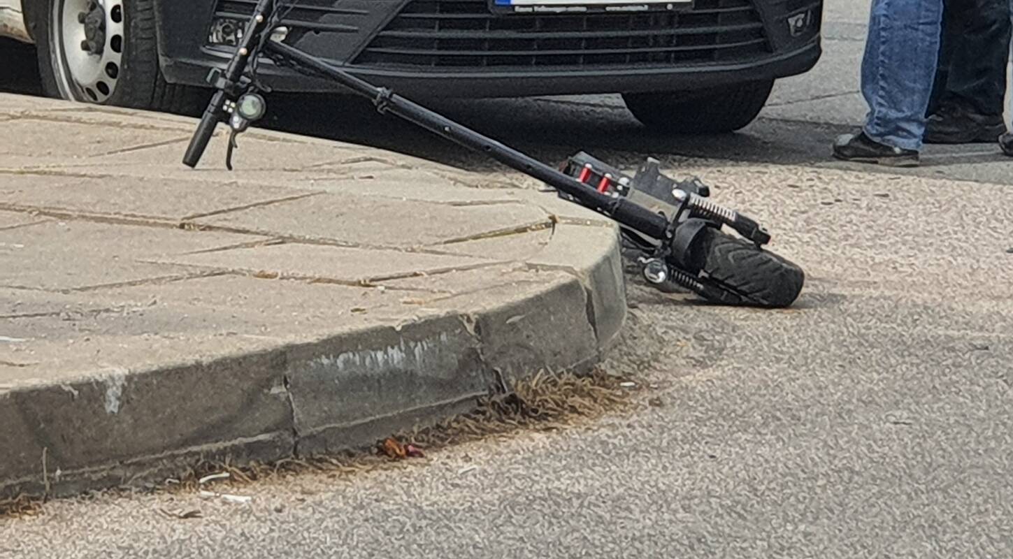 Pasekmės: atsainus pasivažinėjimas paspirtuku gali baigtis skaudžia eismo nelaime.