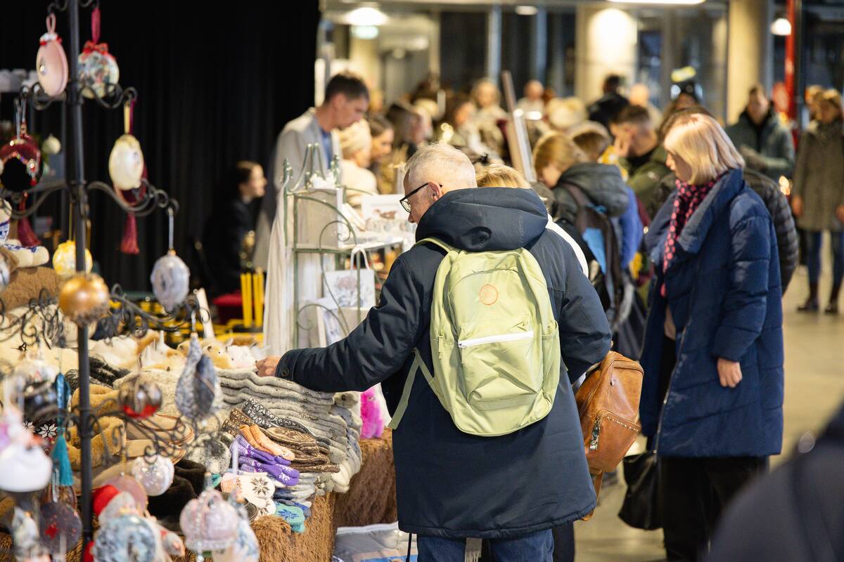 Pasidalijo: vieni kalėdinėms dovanoms pasiruošę išleisti šimtus, o kiti pirks tik tai, ko negali pagaminti.