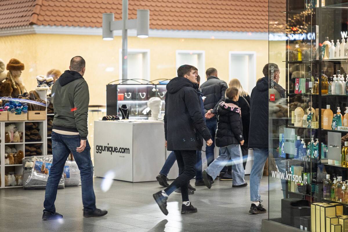 Akibrokštas: prekybininkai kviečia mąstyti tvariai – pirmiausia pažiūrėti, ko yra namie, o tada pirkti.