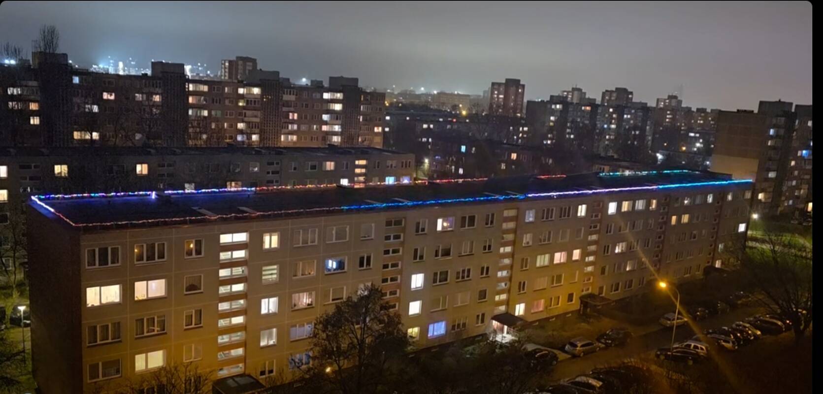 Pasipuošė: Statybininkų prospekto gyventojams patinka žvalgytis į kaimynystėje šviečiantį daugiabutį.