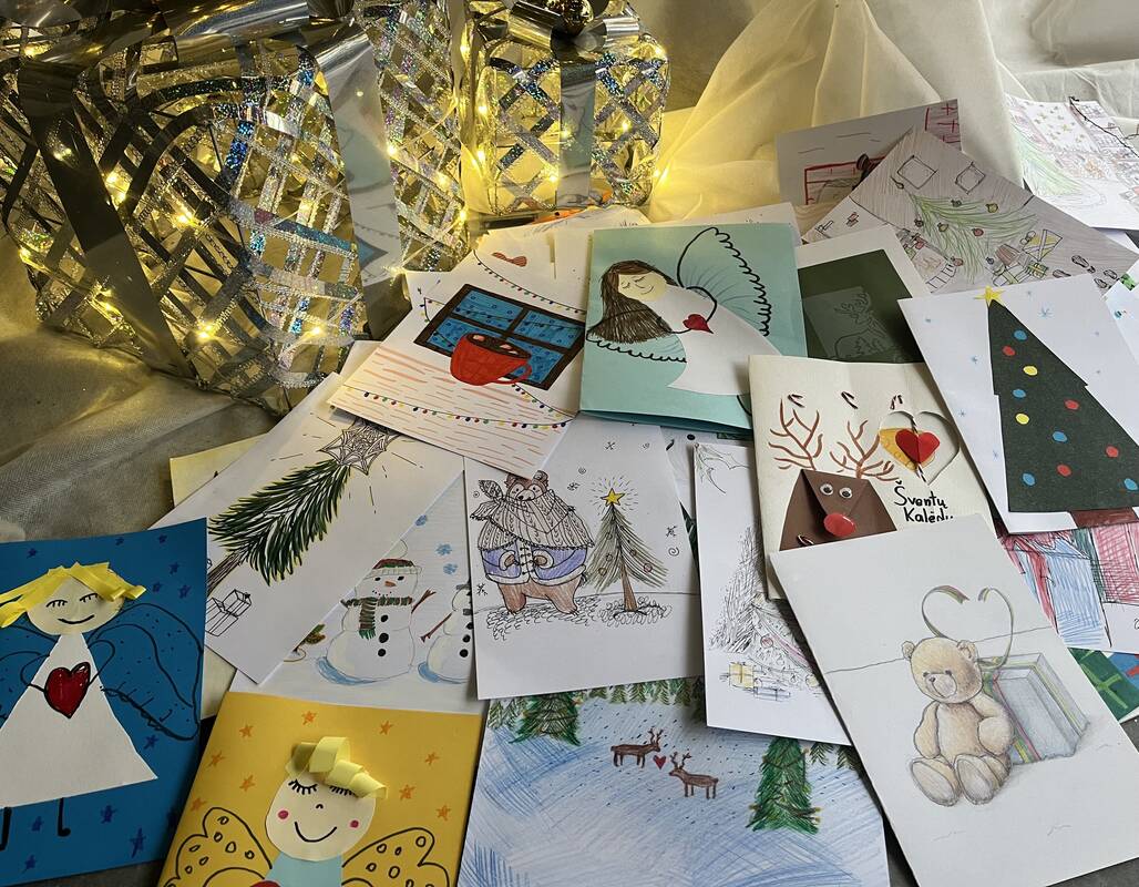 Akcentai: atvirukuose vaizduojamas Kalėdų Senelis, eglutės, dalyje jų – Ukrainos ir Lietuvos vėliavos.