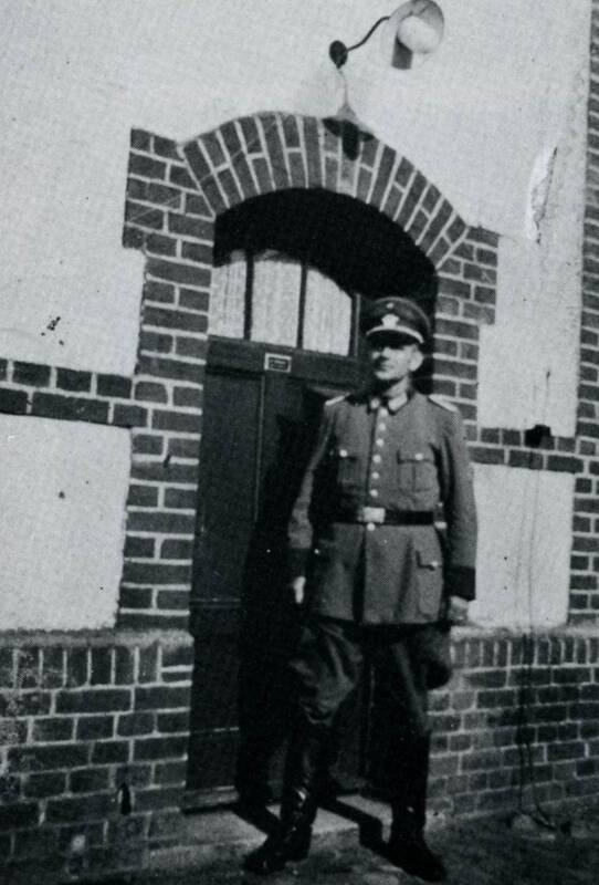 Liudijimas: iki šių dienų išliko H. Gedaičio sužeisto žandaro H. Silkeit nuotrauka prie Priekulės policijos pastato.