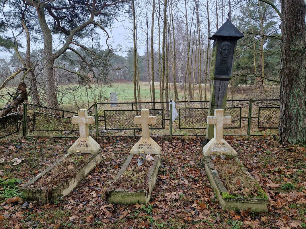 Šeima: tėvai Adomas ir Ana bei jų tragiškai žuvęs sūnus Hansas palaidoti atskirose, III Svencelės kapinėse.