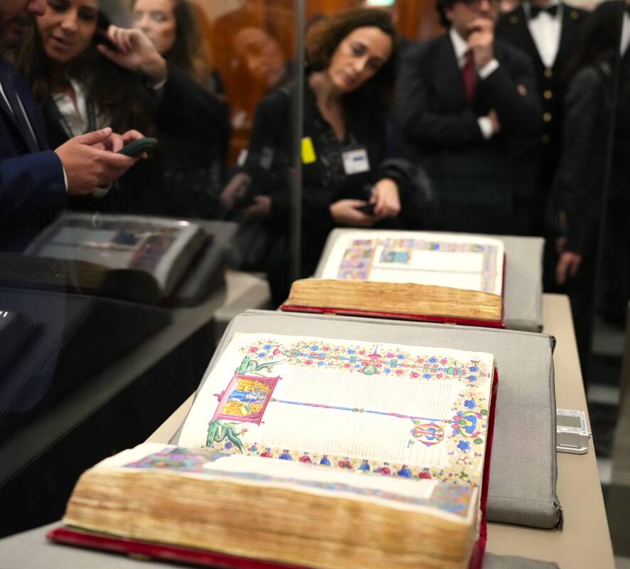 Atvėrė: dviejų tomų „Borso d’Este Biblija“, žinoma dėl savo prabangių miniatiūrinių paveikslėlių, tapytų auksu ir lazuritu, pristatyta Italijos Senate, kur bus eksponuojama iki sausio 16 d.