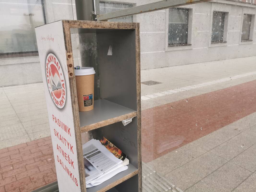 Apmaudas: knygų namelyje – ne knygos, o puodeliai bei skrajutės.