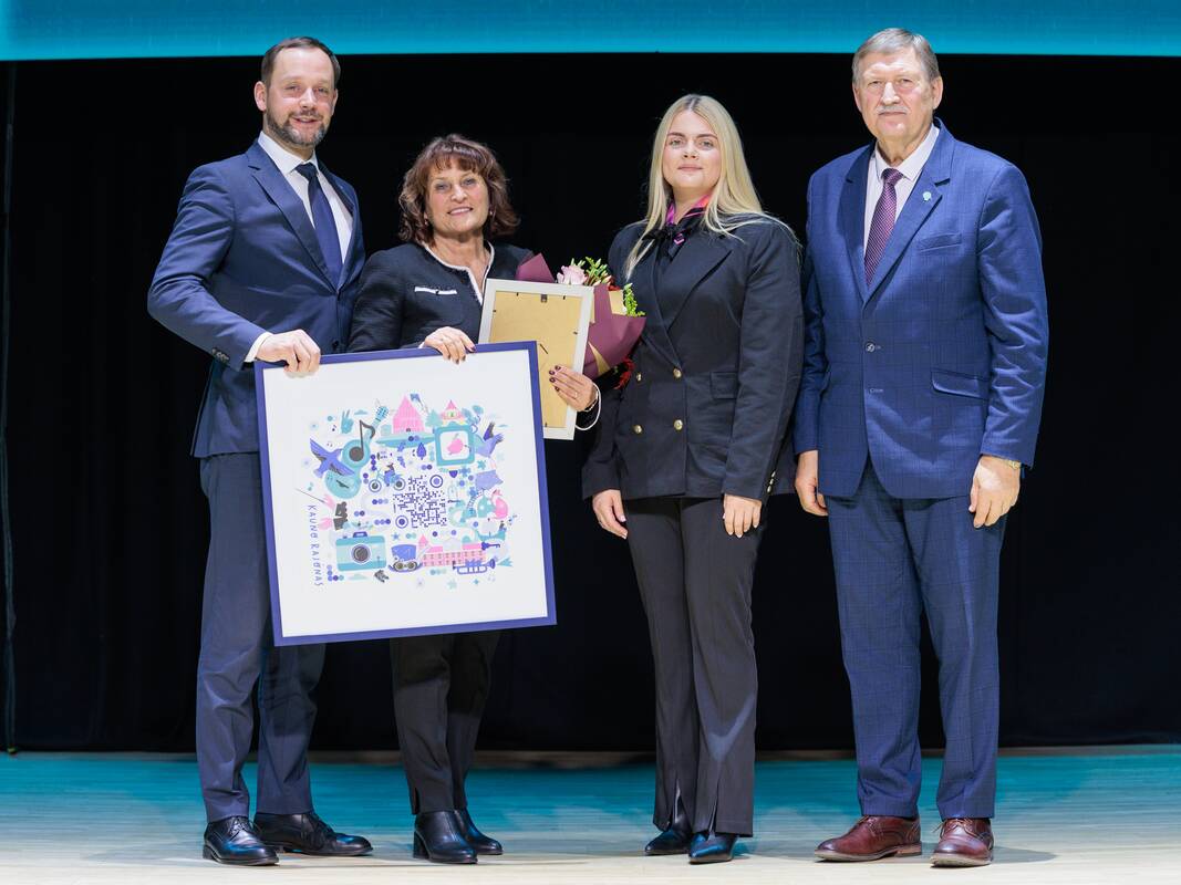 Titulas: už ilgametę bendruomeninę veiklą, nuoširdų atsidavimą, miestelio puoselėjimą ir bendruomenės telkimą Metų bendruomenininke pripažinta L. Rutkauskienė.