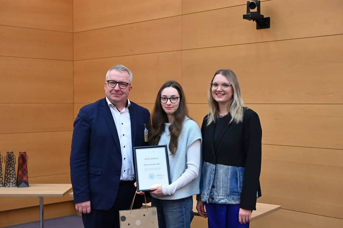 Pasiekimas: KU studentės D. Burlačenko (centre) tyrimas triumfavo nacionaliniame konkurse.
