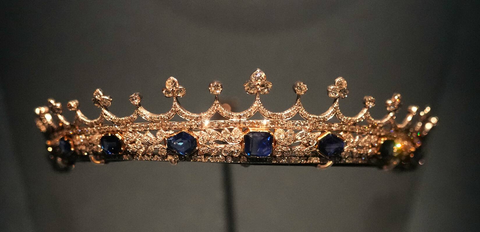 Paroda: Paryžiuje vos atslūgus įtampai po Luvro apiplėšimo, vėl eksponuojamos karališkosios brangenybės.