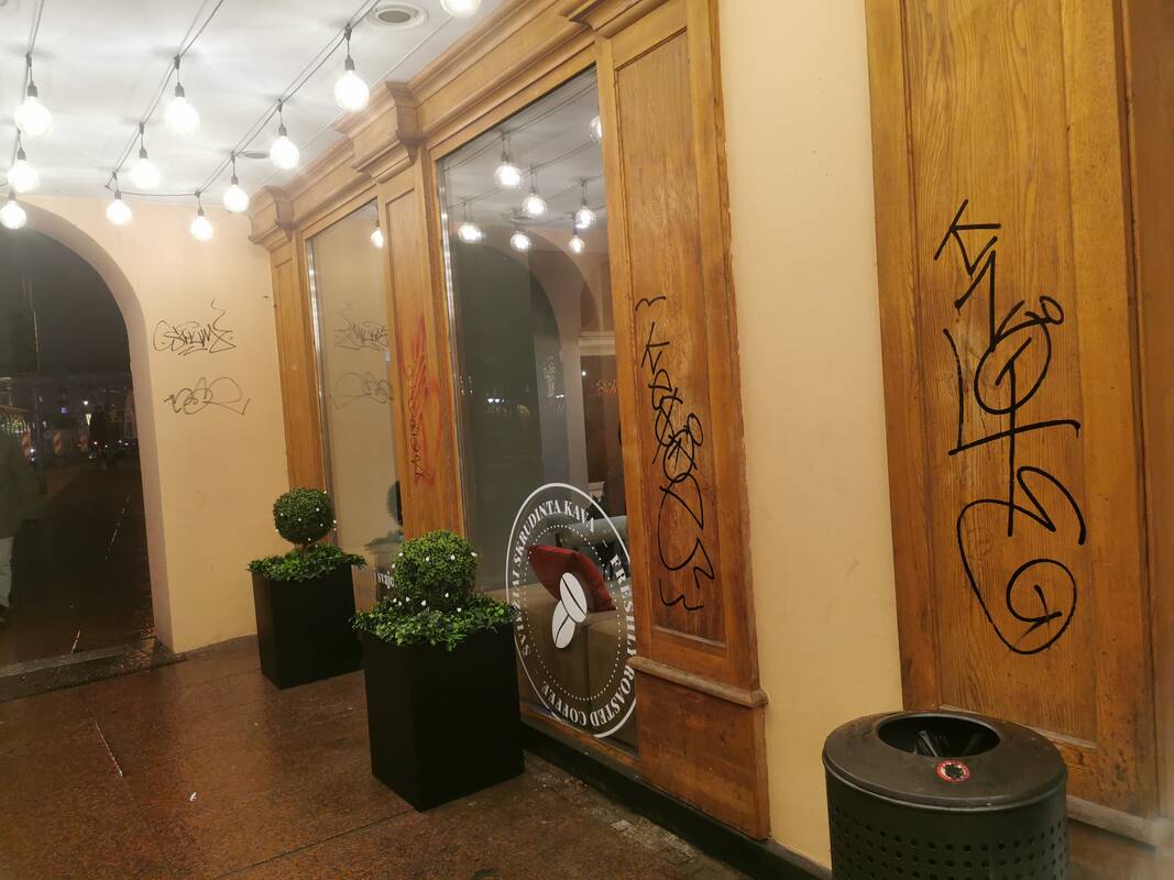 Apmaudas: istorinį pastatą prie Biržos tilto vandalai išniekino grafičiais.