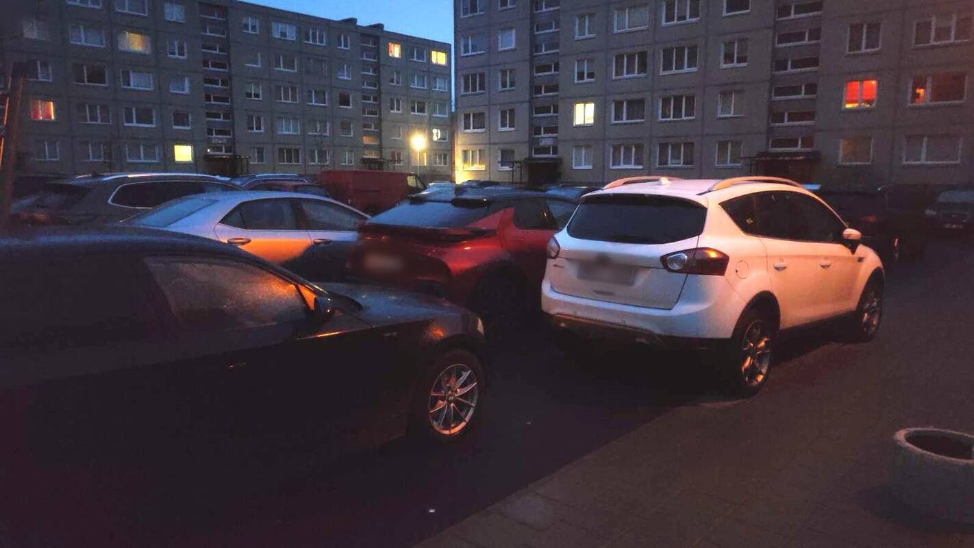 Kliūtys: klaipėdietis negalėjo išvažiuoti į darbą – automobilis buvo visiškai užstatytas.