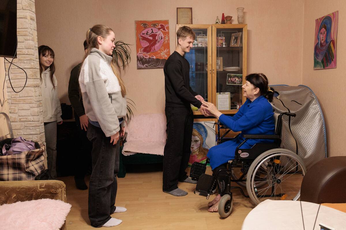 Pagalba: moksleiviai sutvarkė knygų spintą ir išvadavo balkoną nuo nereikalingų daiktų.