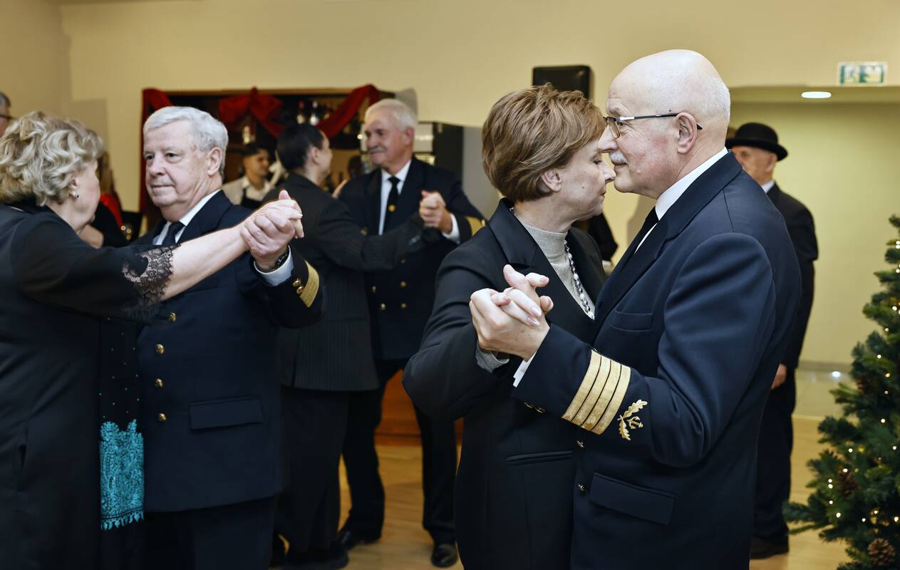 Šventė: į jubiliejinį vakarą susirinko jūrų kapitonai su savo žmonomis.