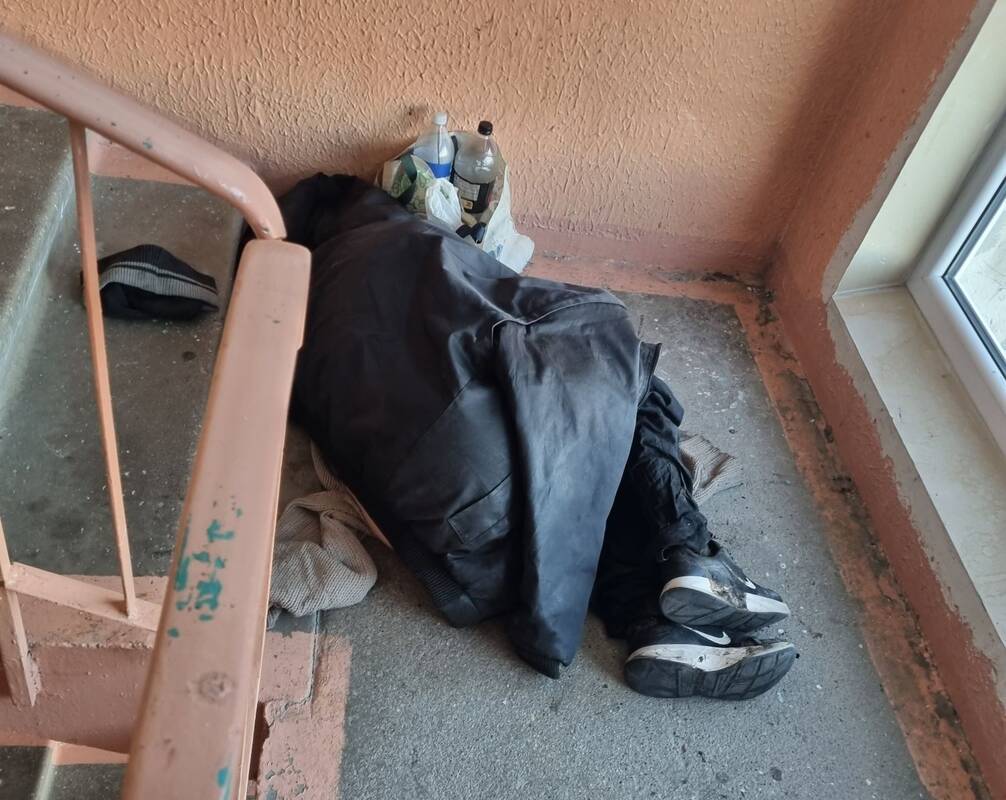 Nemalonu: į daugiabučių namų laiptines patenkantys neblaivūs asmenys šiurpina klaipėdiečius.