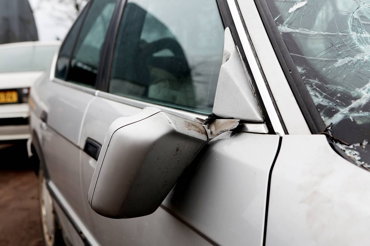 Pasekmės: vienas spyris mašinos savininkui lemia daugybę rūpesčių ir nuostolius.