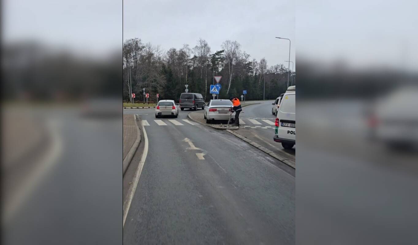 Melnragės žiede – automobilis trenkėsi į kelio ženklą