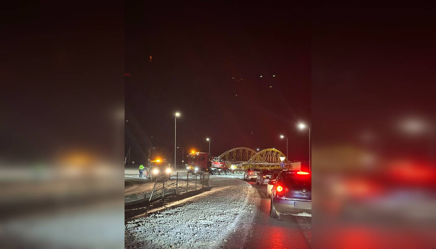 Išvežė: Šilutės vizitine kortele tapęs arkinis tiltas išgabentas remontui, tačiau jo kelionė nebuvo lengva.