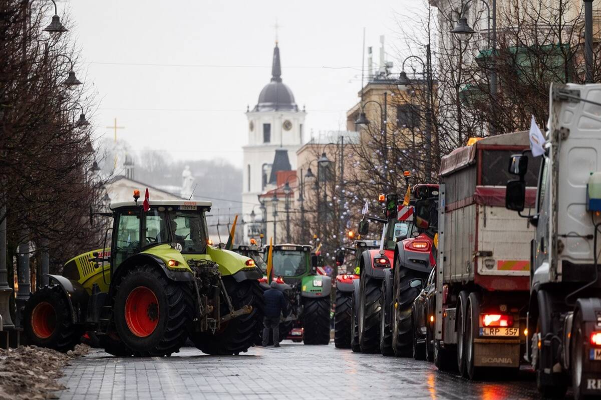 Pasipiktinusių ūkininkų protesto banga nuvilnijo iki Briuselio