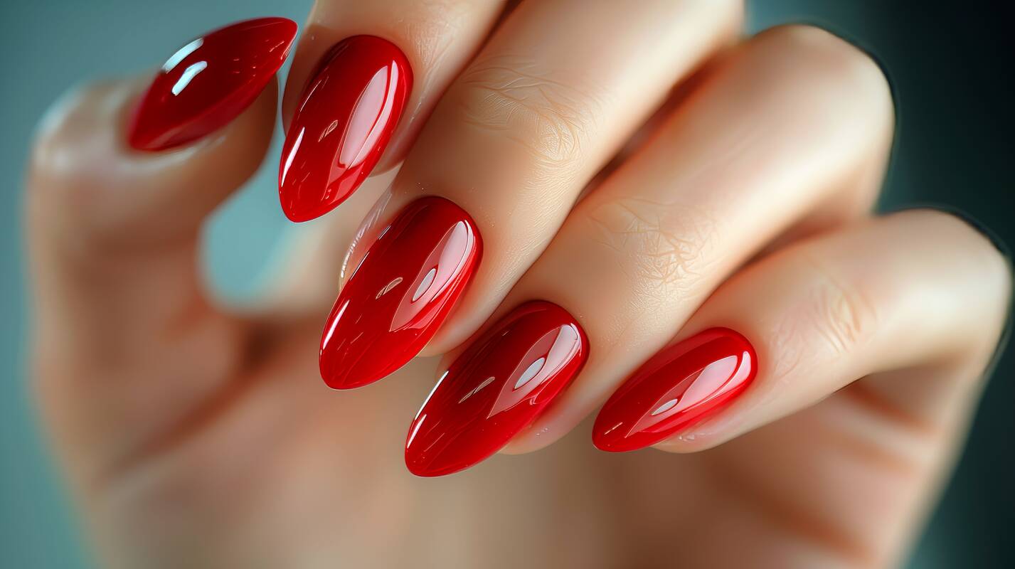 Psichologė paaiškino, kodėl vyrus traukia raudoni nagai