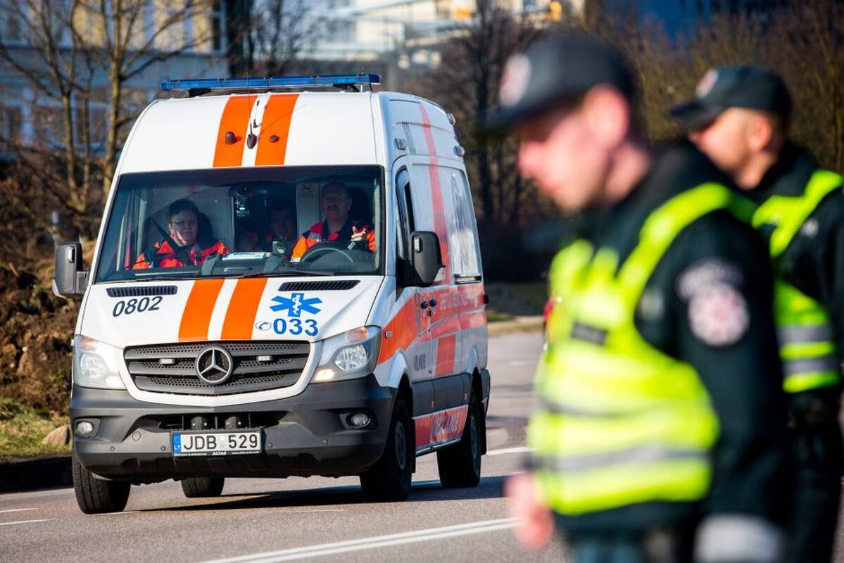 Kauno rajone – „Volvo“ smūgis į medį: sulaikomas girtas vairuotojas sužalojo policininką