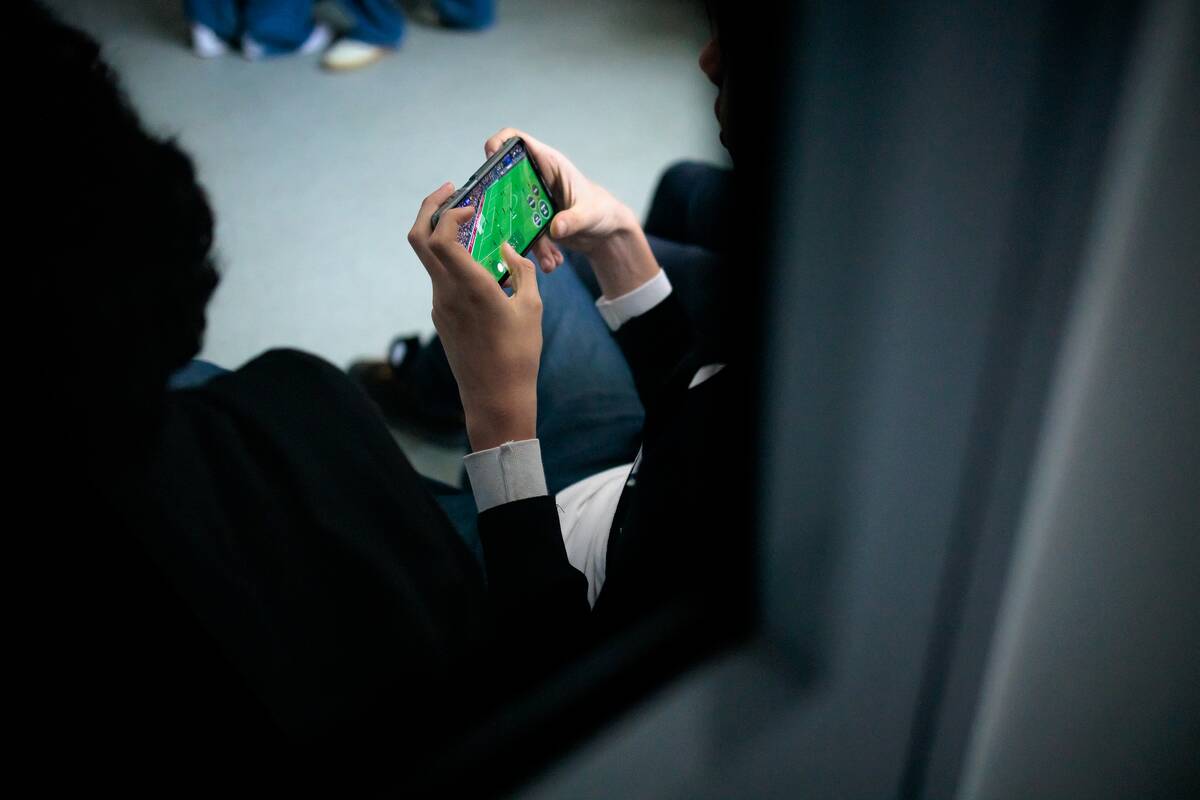 Pedagogai ir specialistai Seimo prašo mobiliuosius telefonus mokyklose drausti įstatymu