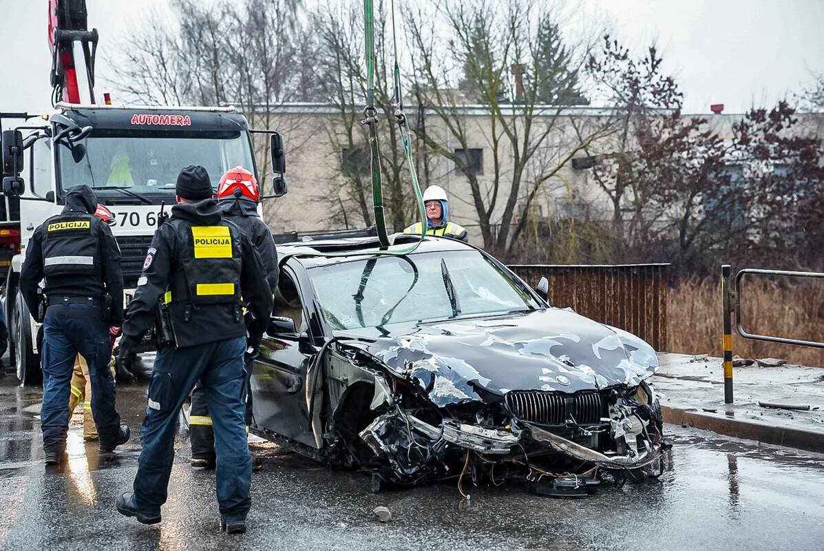 Panevėžyje nuo tilto nuvažiavo BMW