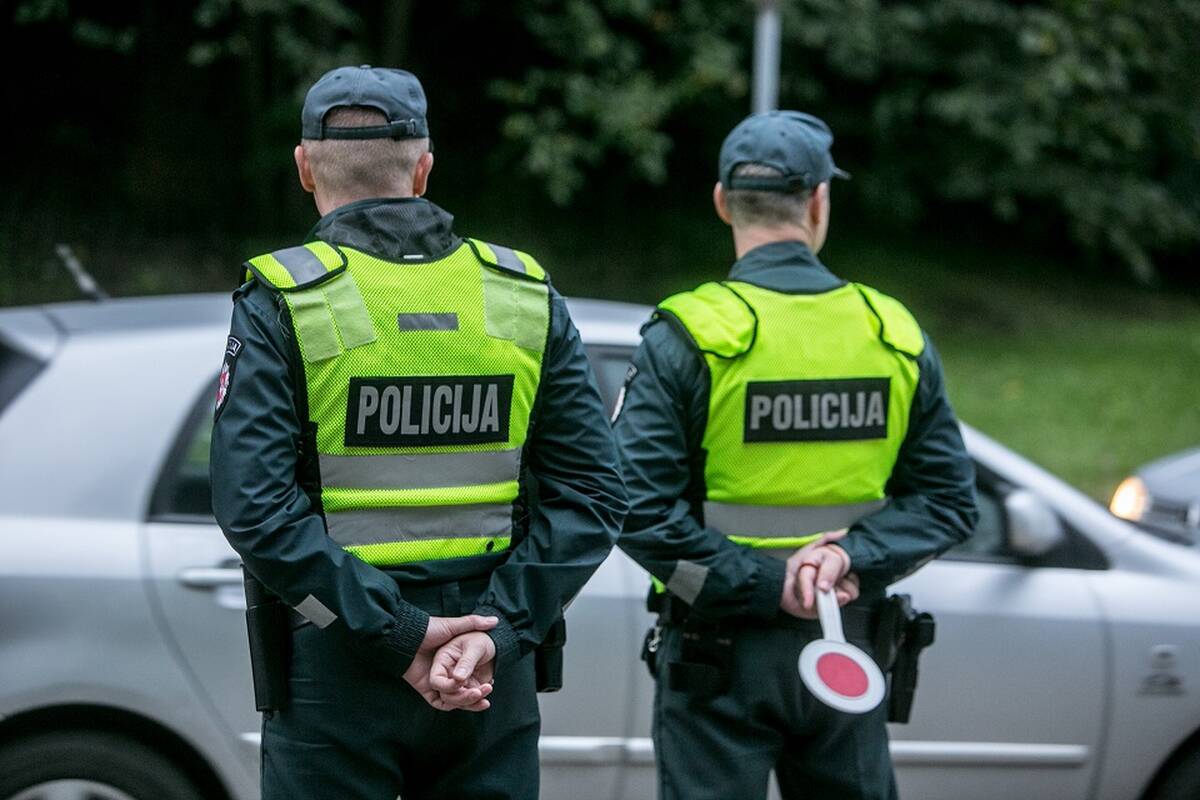 Įvardijo, kiek didės algos mažiausiai uždirbantiems pareigūnams 