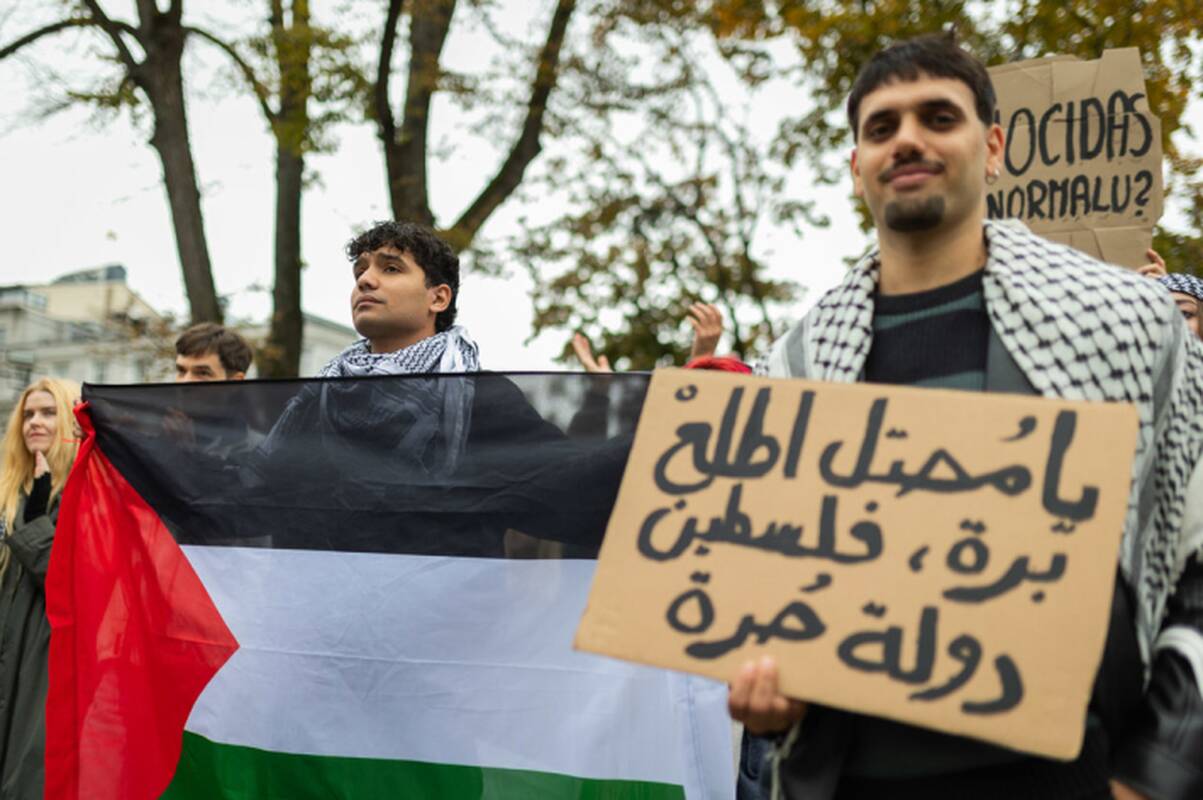 „Ant scenos ne vieta“: keliolika žmonių protestavo prieš filharmonijų bendradarbiavimą su Izraeliu