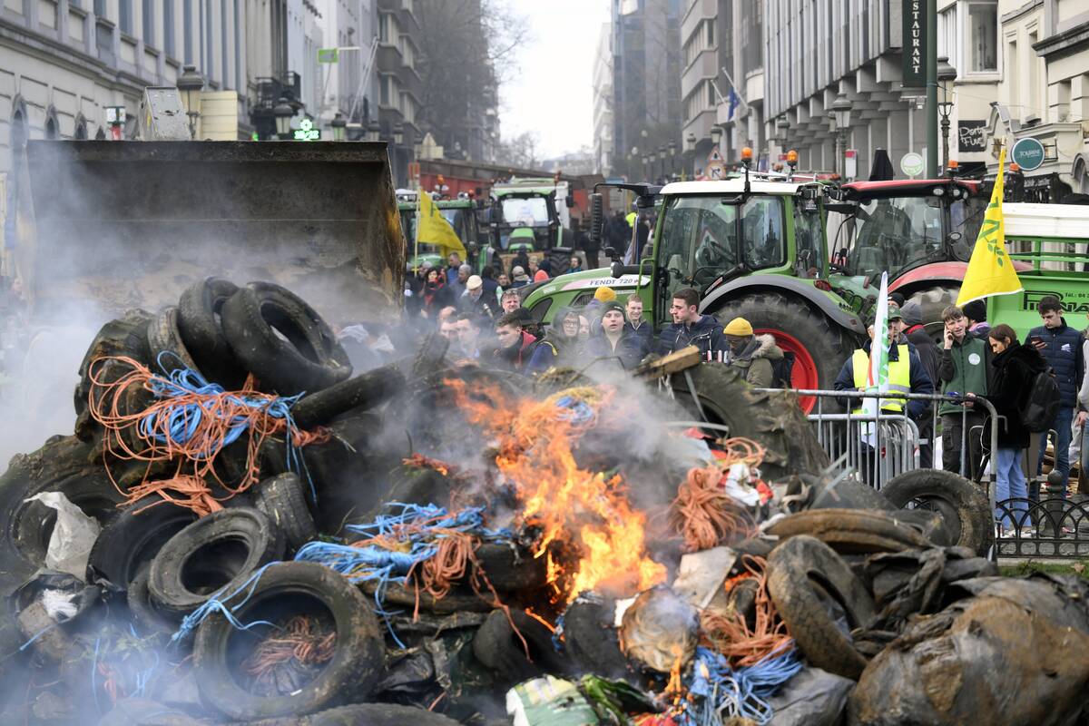 Briuselyje protestuotojai kūrė laužus, mėtė bulves į riaušių policiją