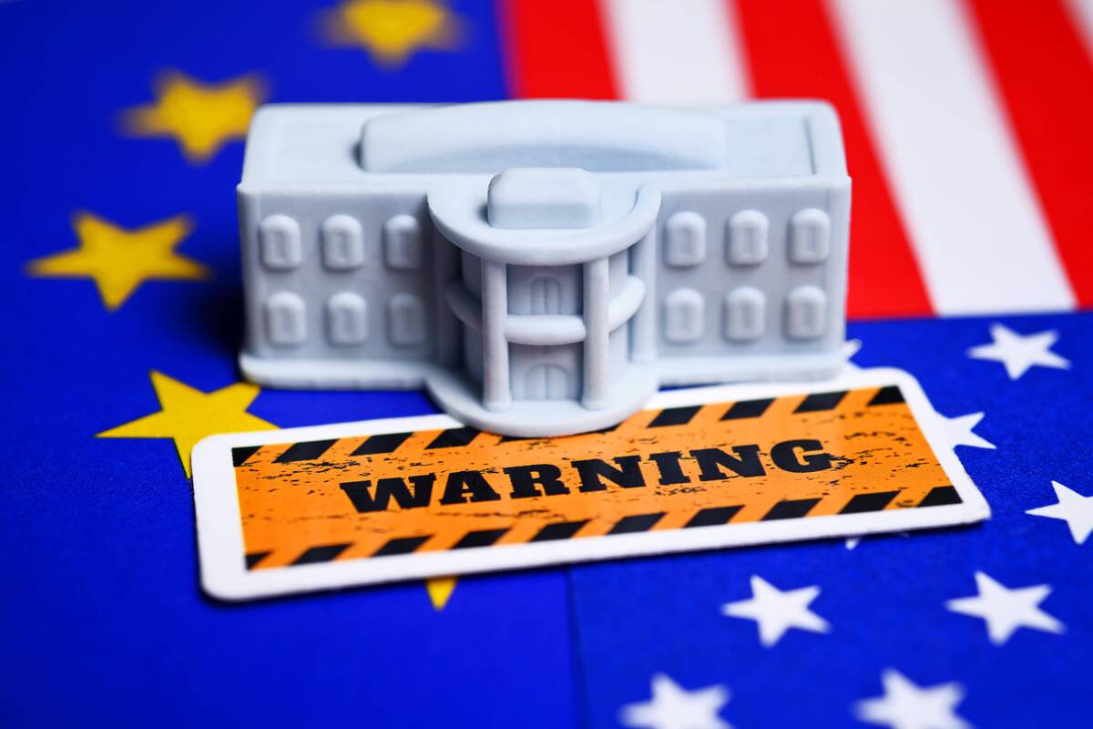 Europiečiai pasipiktinę JAV sankcijomis ES pareigūnams