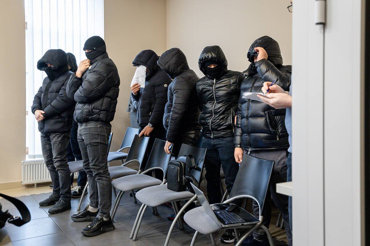 Gangsteriai su šortais užpyko, kad teismas paliko juos laisvėje?