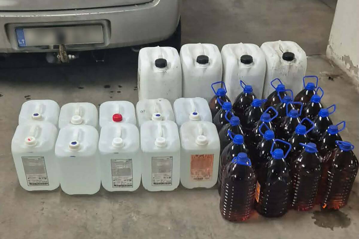 Sustabdytame automobilyje pareigūnus nustebino rastas naminės degtinės kiekis