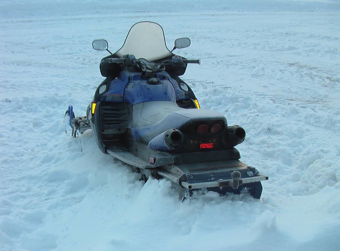 Girti žmonės sėdo prie vairo: kai kurie nulėkė nuo kelio