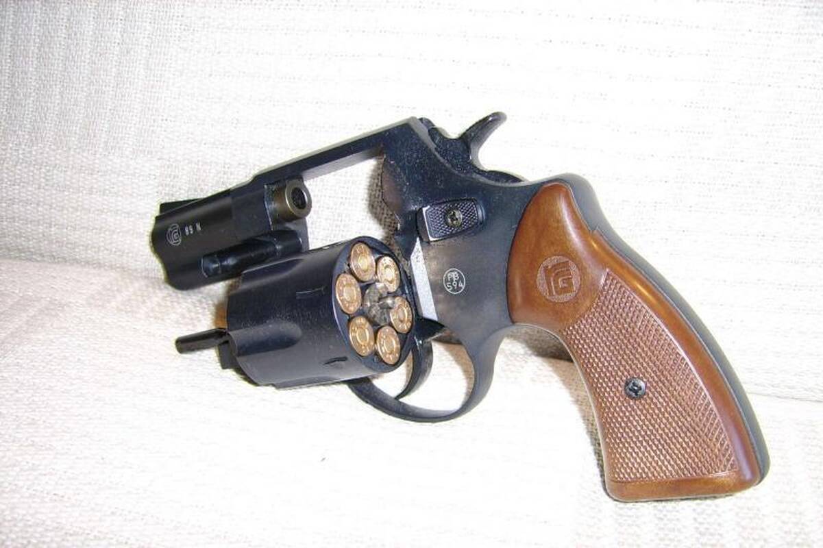 Tvarkydamas nupirką „Mercedes-Benz“ rado revolverį