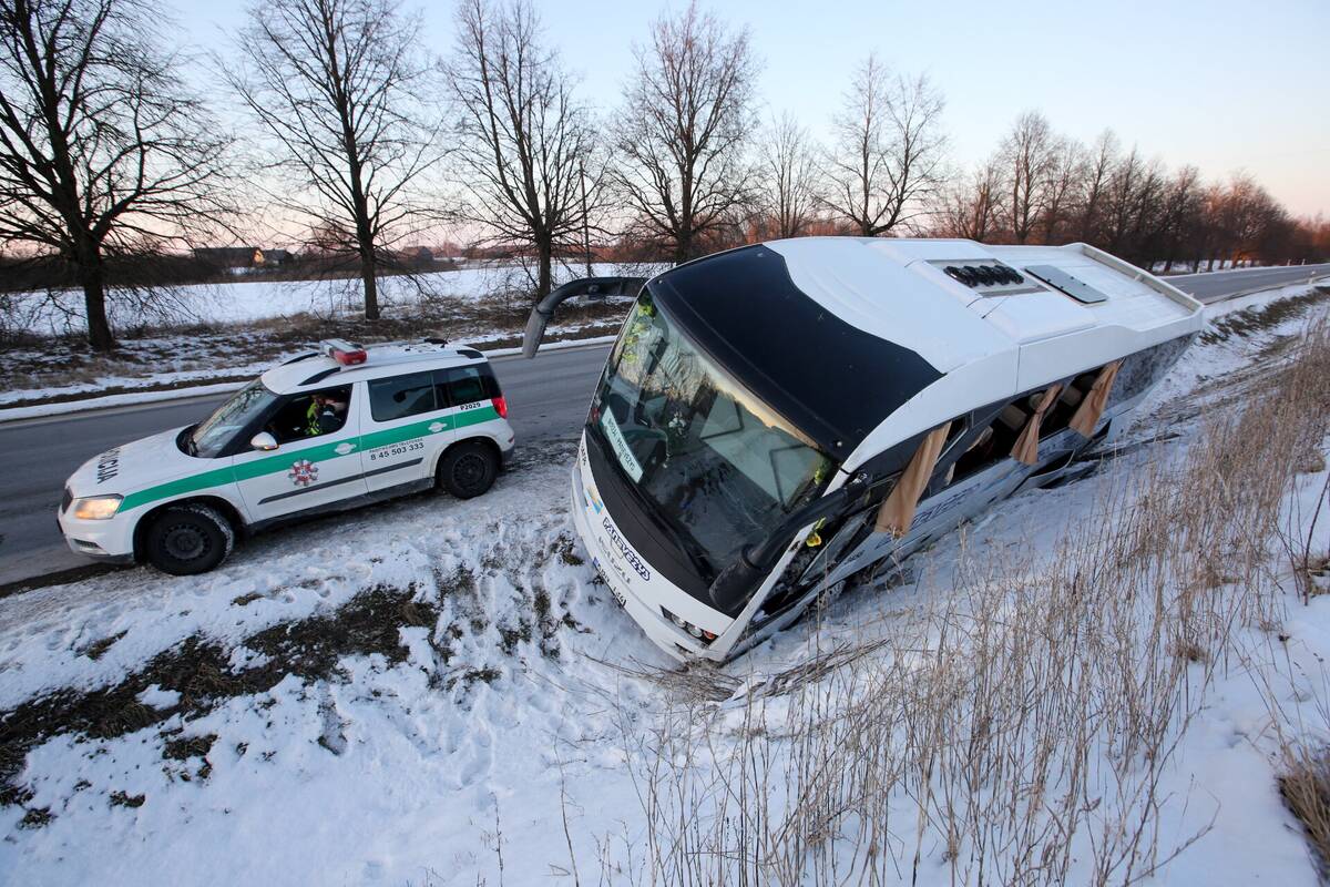 Utenos rajone nuo kelio nuvažiavo ir apvirto maršrutinis autobusas