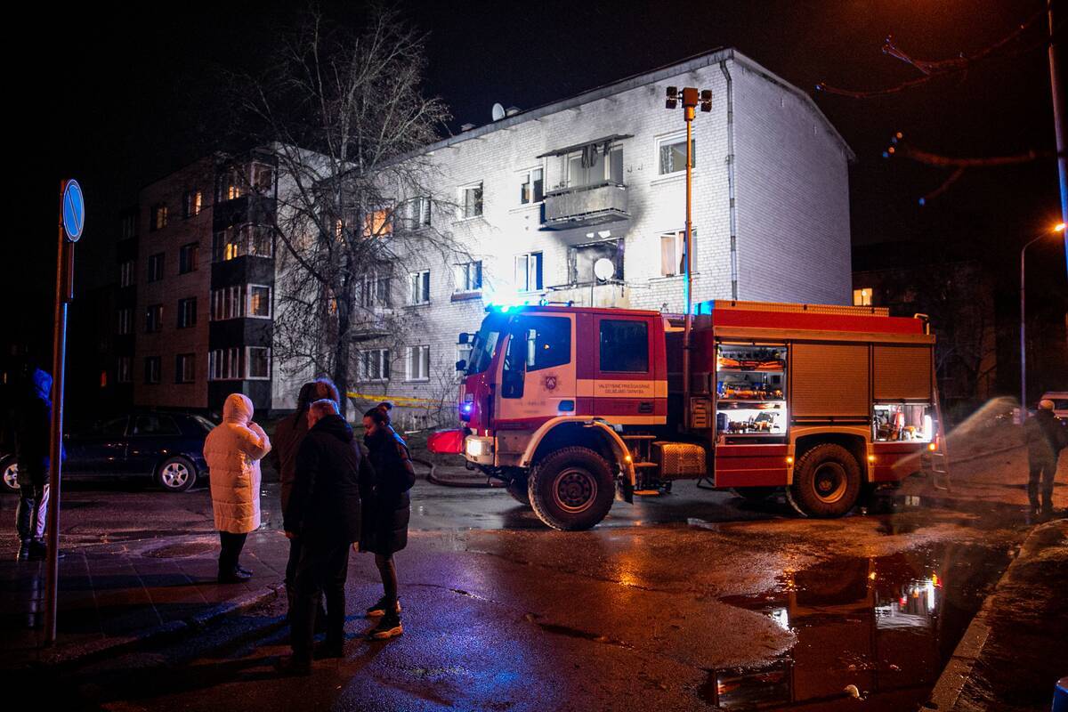 Gaisras Lapėse: iš degančio daugiabučio išneštas vyras be sąmonės, dar 20 žmonių teko evakuoti   