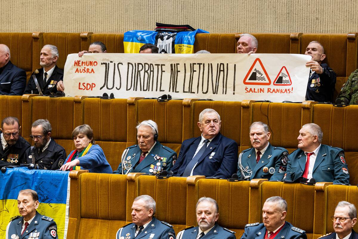 Laisvės gynėjų susitikime kalbant Olekui – plakatas „Jūs dirbate ne Lietuvai! Šalin rankas!“