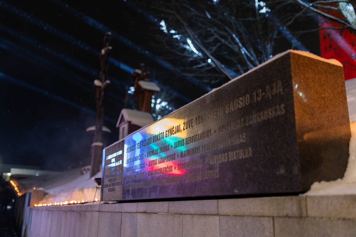 Atminimo laužų uždegimo ceremonija prie Vilniaus televizijos bokšto