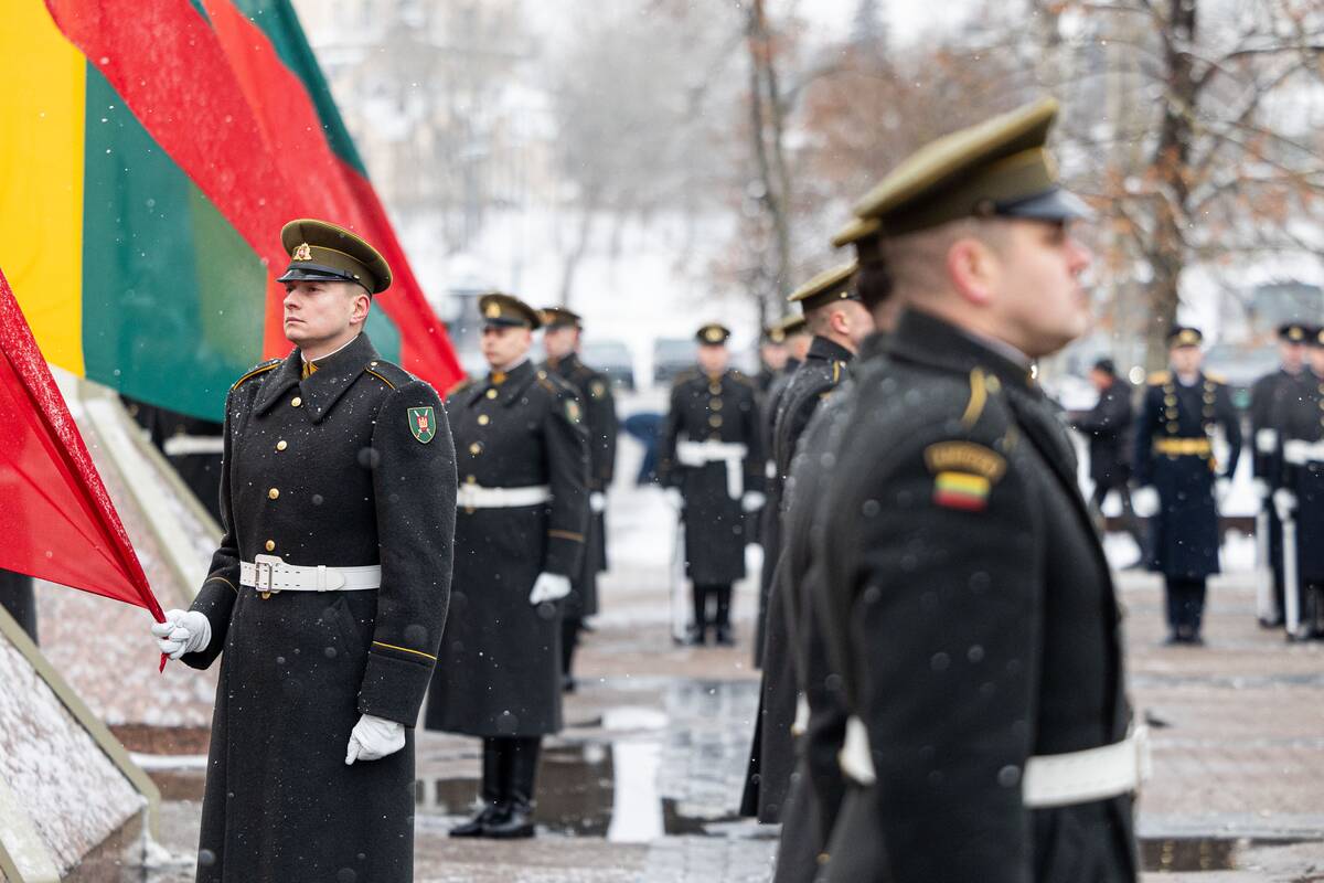 Valstybės vėliavos pakėlimo ceremonija Nepriklausomybės aikštėje