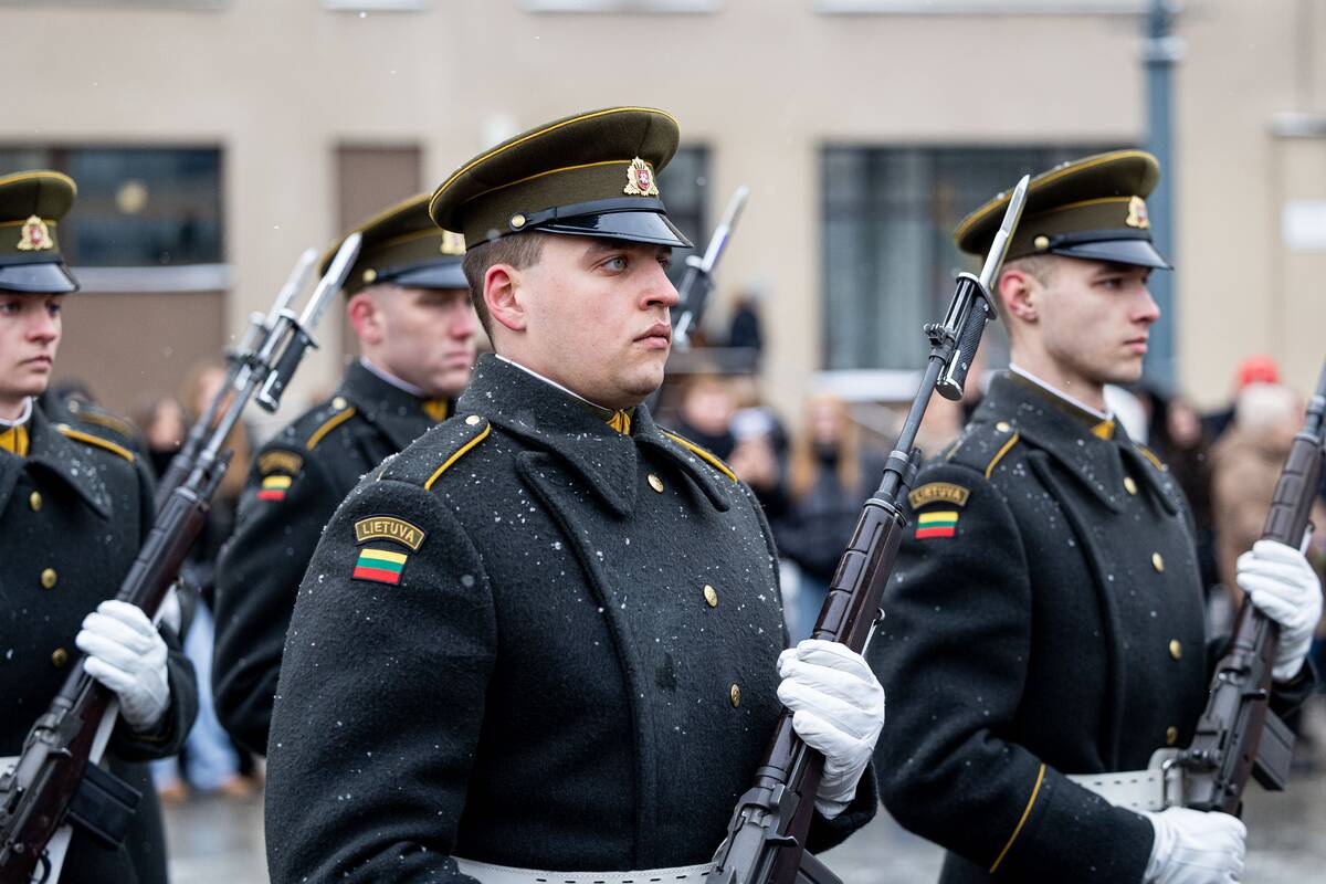 Valstybės vėliavos pakėlimo ceremonija Nepriklausomybės aikštėje
