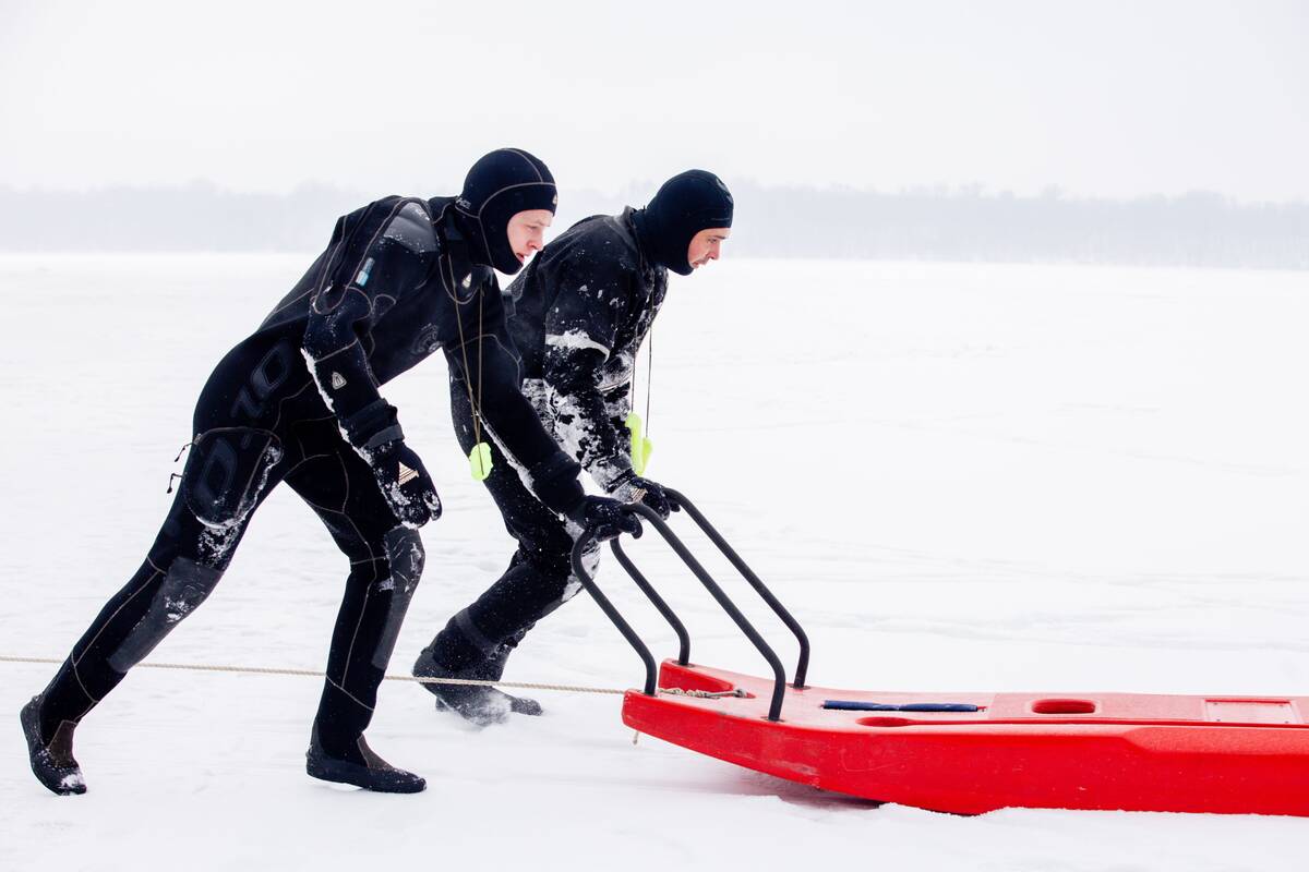 Įlūžus ledui į upę įkrito vyras: sušalusį ir bejėgį ištraukė ugniagesiai