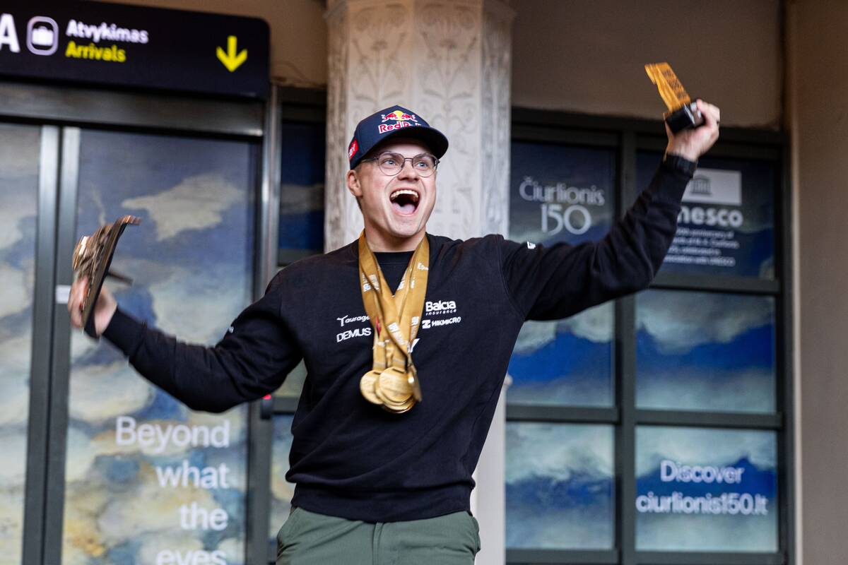 Vilniaus oro uoste džiugiai pasitikti iš Dakaro sugrįžę lietuviai