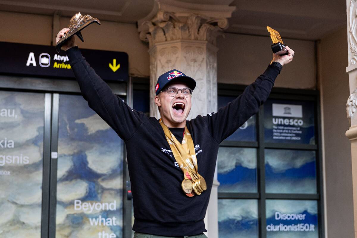 Vilniaus oro uoste džiugiai pasitikti iš Dakaro sugrįžę lietuviai