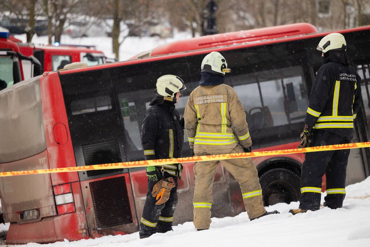 Vilniuje į medį rėžėsi autobusas