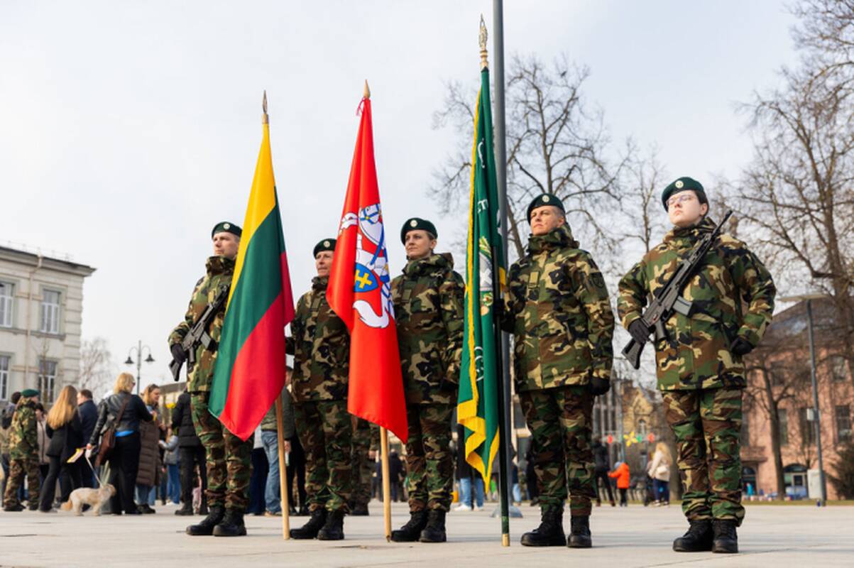 Vyriausybė skeptiška dėl parlamentarų idėjos šauliams kompensuoti pirmo automatinio ginklo įsigijimą