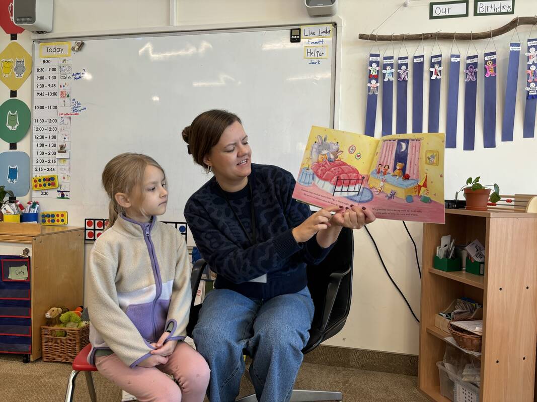 Darbai: Neringa ne tik moko Lietuviškoje mokyklėlėje, bet ir užsiima savanoriška veikla tarptautinėje mokykloje, kurią lanko abu Bacevičių vaikai.